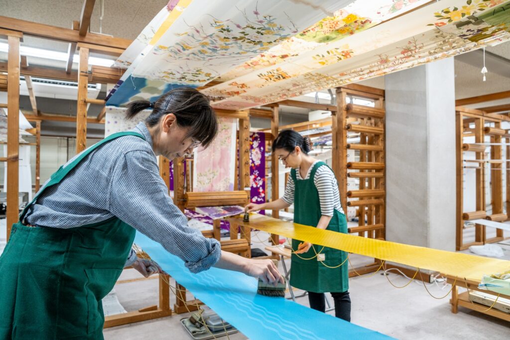 夏物】 【岡山工芸】 特選本手加工京友禅絽付下げ着尺 ≪五泉駒絽地≫ 「七宝唐花文」 爽やかな涼風抜けて… 匂やかな美匠を纏う夏の贅沢。 |  京都きもの市場【日本最大級の着物通販サイト】