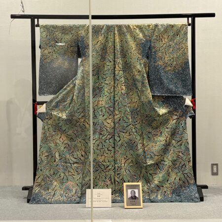 京都市勧業館みやこめっせEAST SQUAREにて弊社会長の岡山耕三の訪問着「熊笹」が展示されております。_01