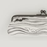 がま口ペンケース『ONE TONE』(こうもり白)