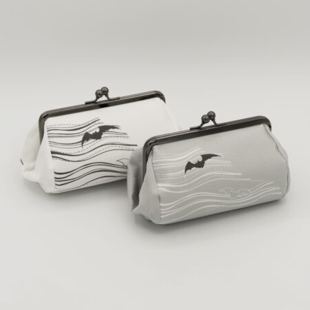 たわら型がま口ポーチ『ONE TONE』（こうもり白)