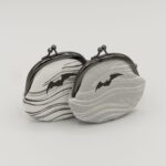 がま口コインケース『ONE TONE』(こうもり白)