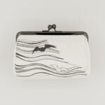 たわら型がま口ポーチ『ONE TONE』（こうもり白)