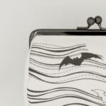 たわら型がま口ポーチ『ONE TONE』（こうもり白)